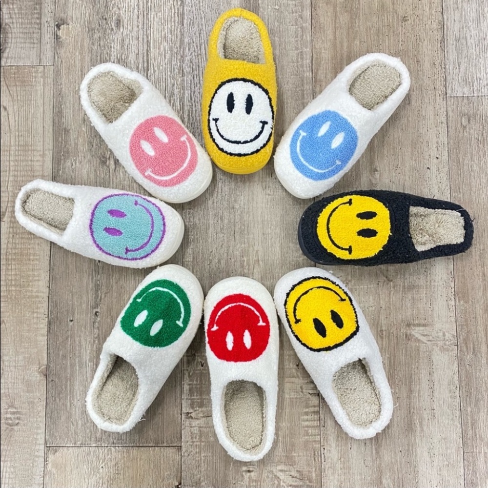 😀🌈New Smiley Face Sip on slippers😀